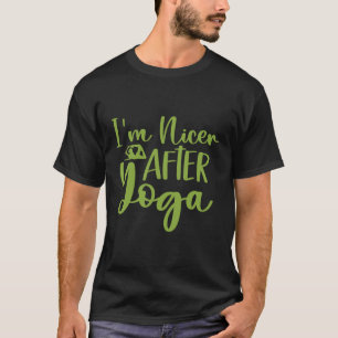 Jag är trevligare efter yoga Roligt grönt citat T Shirt