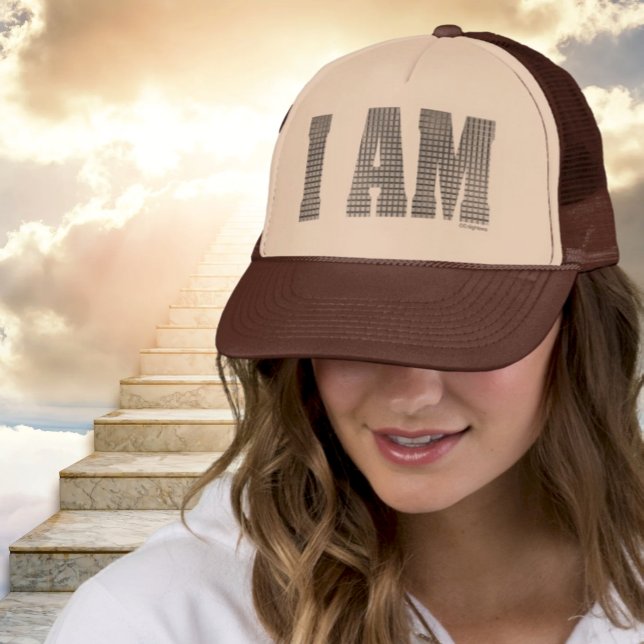 Jag är Truckerkeps - Andlig nyåldern (Woman wearing tan/brown Trucker Hat that says I AM in faux silver metallic. Heavenly staircase)