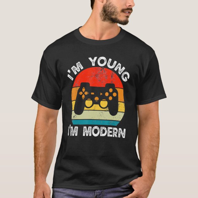 Jag är ung. Jag är Modern Retro Gamer-spelkonsol T Shirt (Framsida)