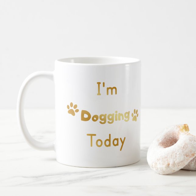 Jag är ute och går med hunden idag kaffemugg (Med munk)