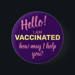 Jag är vaccinerad hur jag kan hjälpa dig Lila Knapp<br><div class="desc">Jag är vaccinerad hur jag kan hjälpa dig att Lila. Tillbaka till affärerna? Det här är en uppdaterad version av en typisk "Hur kan jag hjälpa dig?"-knapp som inkluderar att du också vaccineras! Hjälp till att stoppa spridningen!</div>