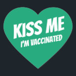 Jag är vaccinerad Modern Cute Funny Citat Hjärtformat Klistermärke<br><div class="desc">"Kyss mig jag är vaccinerad" i modern,  söt och enkel sans serif-typografi</div>