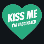 Jag är vaccinerad Modern Cute Funny Citat Hjärtformat Klistermärke<br><div class="desc">"Kyss mig jag är vaccinerad" i modern,  söt och enkel sans serif-typografi</div>
