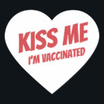 Jag är vaccinerad Modern Cute Funny Citat Hjärtformat Klistermärke<br><div class="desc">"Kyss mig jag är vaccinerad" i modern,  söt och enkel sans serif-typografi</div>