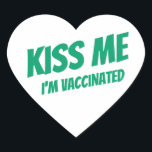 Jag är vaccinerad Modern Cute Funny Citat Hjärtformat Klistermärke<br><div class="desc">"Kyss mig jag är vaccinerad" i modern,  söt och enkel sans serif-typografi</div>