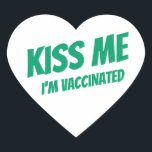 Jag är vaccinerad Modern Cute Funny Citat Hjärtformat Klistermärke<br><div class="desc">"Kyss mig jag är vaccinerad" i modern,  söt och enkel sans serif-typografi</div>