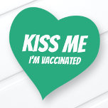 Jag är vaccinerad Modern Cute Funny Citat Hjärtformat Klistermärke<br><div class="desc">"Kyss mig jag är vaccinerad" i modern,  söt och enkel sans serif-typografi</div>