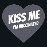 Jag är vaccinerad Modern Cute Funny Citat Hjärtformat Klistermärke<br><div class="desc">"Kyss mig jag är vaccinerad" i modern,  söt och enkel sans serif-typografi</div>