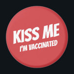 Jag är vaccinerad, modern cute-munkavle. magnet<br><div class="desc">"Kyss mig jag är vaccinerad" i modern,  söt och enkel sans serif-typografi</div>