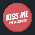 Jag är vaccinerad, modern cute-munkavle. magnet<br><div class="desc">"Kyss mig jag är vaccinerad" i modern,  söt och enkel sans serif-typografi</div>