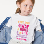 Jag är "Way children T-shirt in ljusa färger"<br><div class="desc">Christian t-shirt med biblisk vers från John 14:6 Jesus sa: "Jag är vägen, sanningen och livet. Ingen kan kom till Far utom genom mig." Orangen är röd och rosa färg och blandad kalligrafi och minimalistisk typografi. Det här trendiget är den moderna trosdesignen perfektens gåva och mode påstående. #christian #religion #scripture...</div>