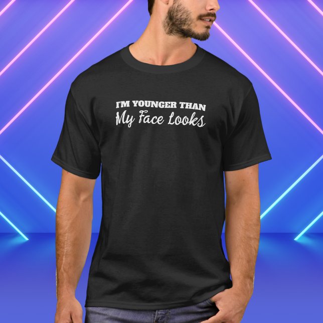 Jag är Younger Than My Ansikte Ser lustigt ut T Shirt (Skapare uppladdad)