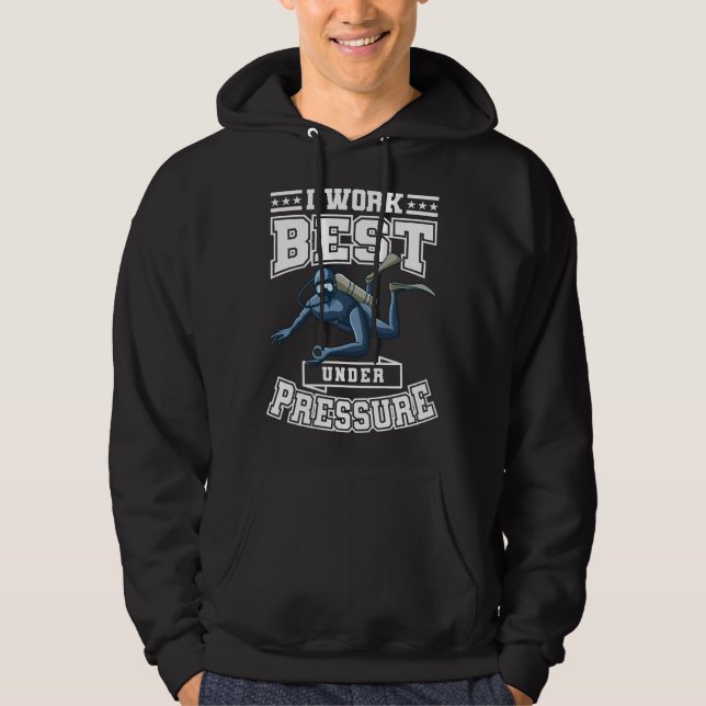 Jag arbetar bäst under tryckpressen, kommersiell d hoodie (Framsida)