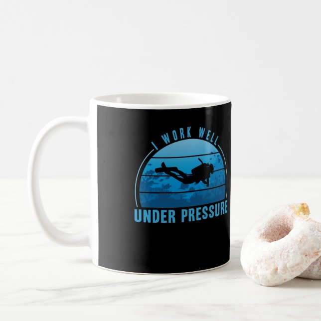 Jag arbetar bra under Dyka Diver Kaffemugg (Med munk)