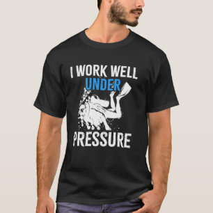 Jag arbetar bra under Dykan Tryckdykare T Shirt