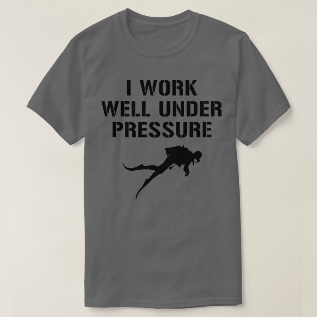 Jag arbetar bra under tryckdykning t shirt (Design framsida)