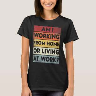 Jag arbetar hemma eller bor på jobbet t shirt