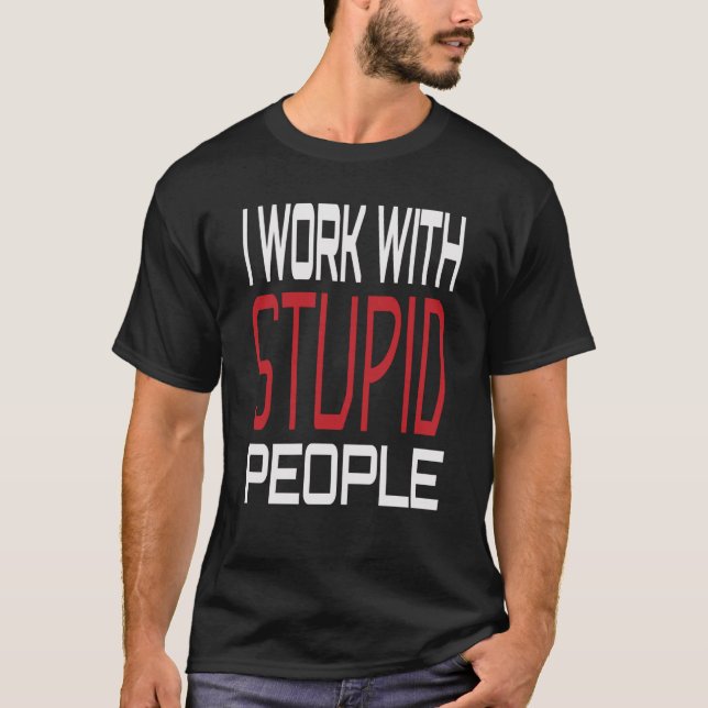 Jag arbetar med fräckt folk, inspirerande sarkasti t shirt (Framsida)