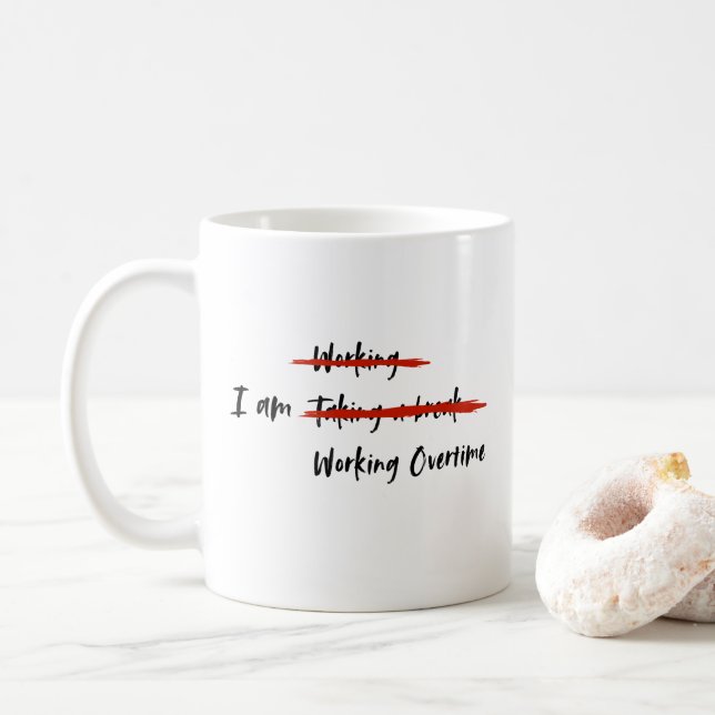 Jag arbetar övertid kaffemugg (Med munk)