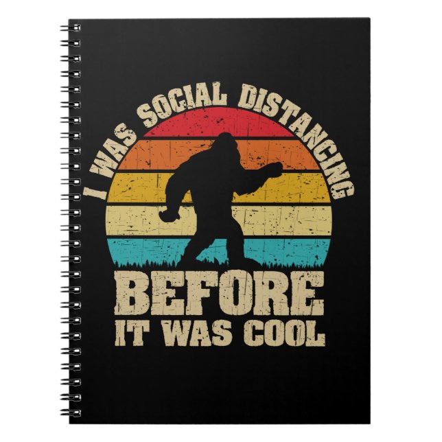 Jag Avstånd Social innan det var Coola Bigfoot Anteckningsbok (Framsidan)