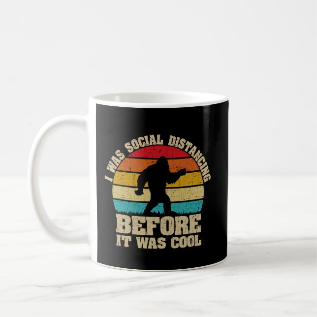 Jag Avstånd Social innan det var Coola Bigfoot Kaffemugg (Vänster)