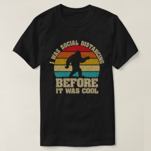 Jag Avstånd Social innan det var Coola Bigfoot T Shirt