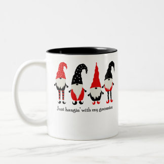Jag bara hänger med mina gnomier. Två-Tonad mugg