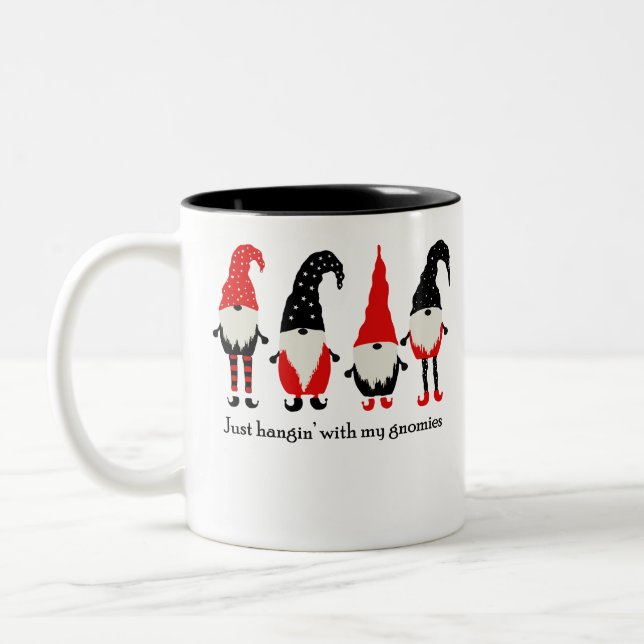 Jag bara hänger med mina gnomier. Två-Tonad mugg (Vänster)