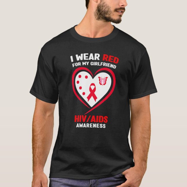 Jag Bära Red för min flickvän HIVAIDS-medvetenhet T Shirt (Framsida)