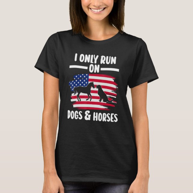 Jag bara springa på hundar & hästar equestrian t shirt (Framsida)