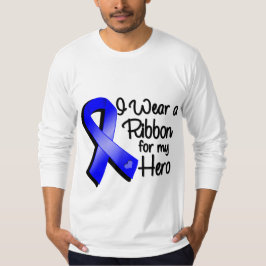 Jag Bäror ett blått band för mitt Hero Tee Shirt