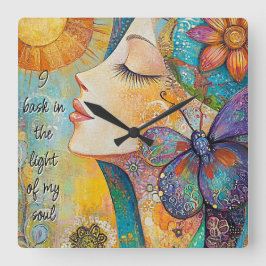 Jag bask i ljuset av min muskelklocka. fyrkantig klocka