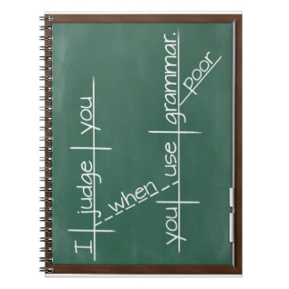 Jag bedömer dig, när du använder fattig grammatik anteckningsbok med spiral