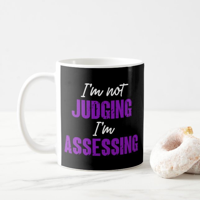 Jag bedömer inte att jag bedömer, Social Worker. Kaffemugg (Med munk)