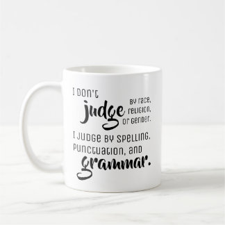 Jag bedömer inte by - roliga grammatikspetsar kaffemugg