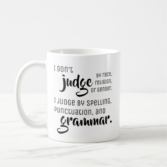 Jag bedömer inte by - roliga grammatikspetsar kaffemugg (Vänster)
