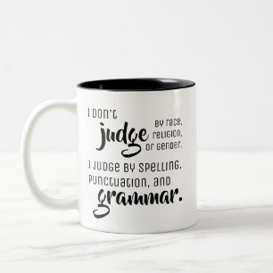 Jag bedömer inte by - roliga grammatikspetsar Två-Tonad mugg