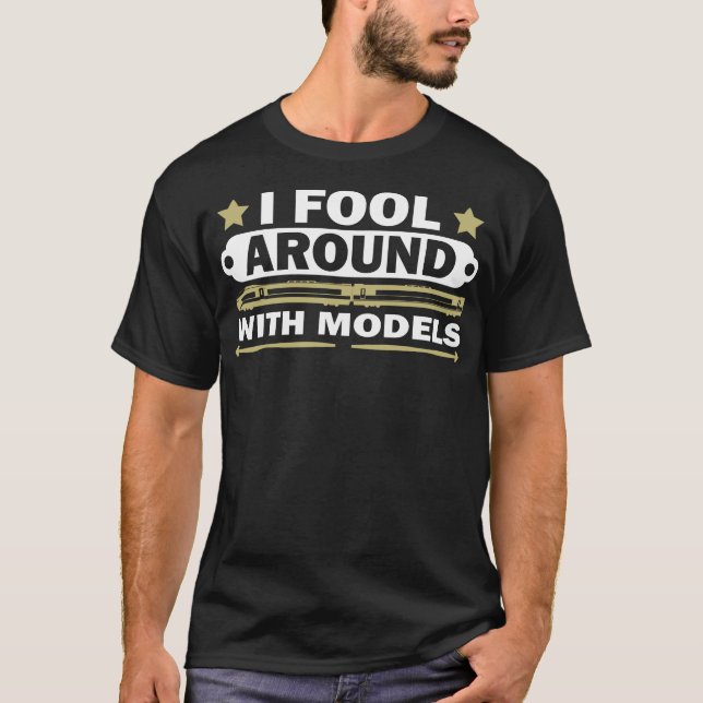 Jag bedrar med modellerar omkring t shirt (Framsida)