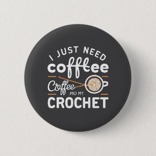 Jag Behöver Bara Kaffe och Min Virka Citat Konst Knapp