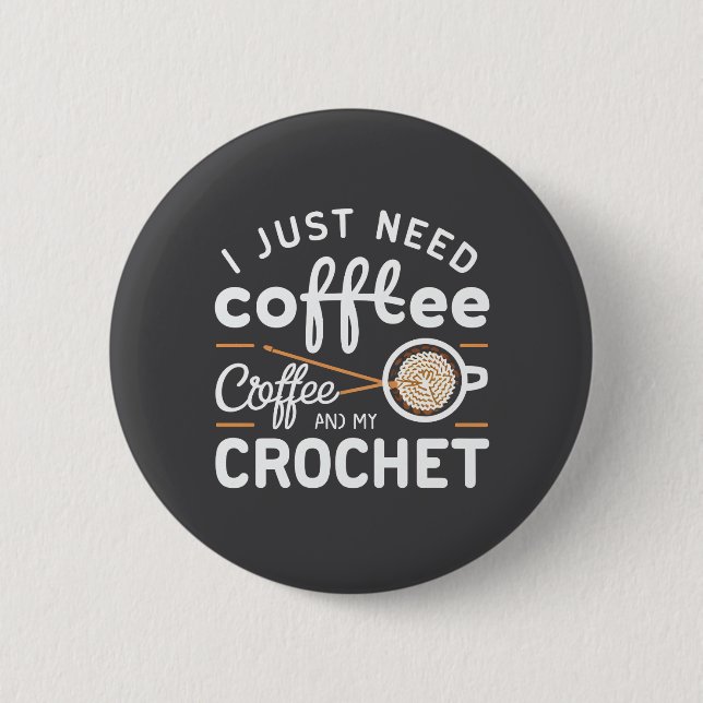 Jag Behöver Bara Kaffe och Min Virka Citat Konst Knapp (Framsida)