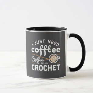 Jag Behöver Bara Kaffe och Min Virka Citat Konst Mugg