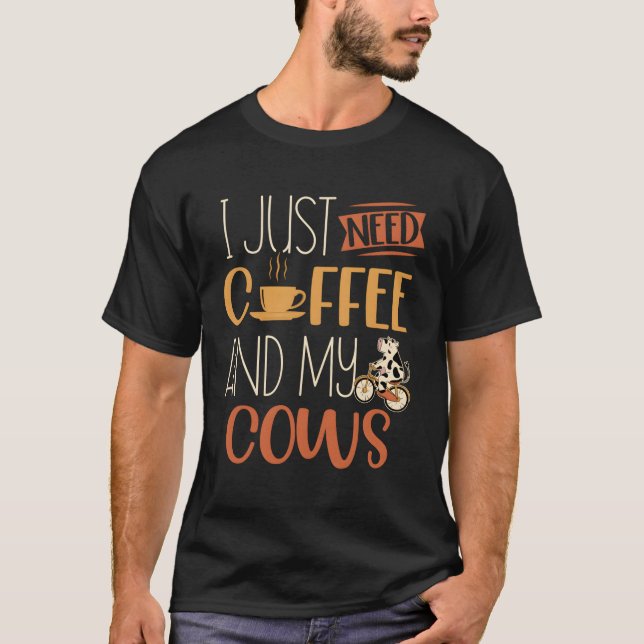 Jag behöver bara kaffe och mina kor som föder upp  t shirt (Framsida)