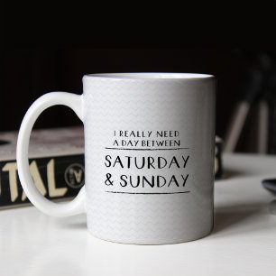 Jag behöver en dag mellan lördag och Söndag Kaffemugg