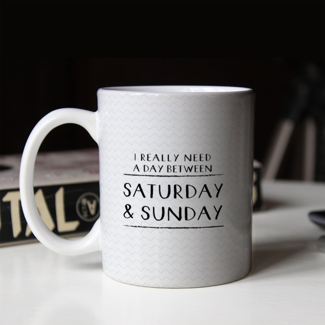 Jag behöver en dag mellan lördag och Söndag Kaffemugg (Skapare uppladdad)