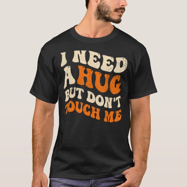 Jag behöver en kram, men rör mig inte i presenter. t shirt (Framsida)