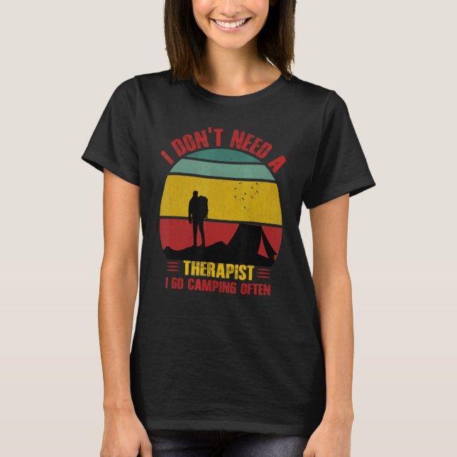 Jag behöver ingen terapeut jag går och campar ofta t shirt (Framsida)