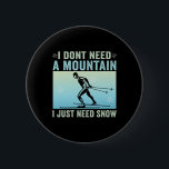 Jag behöver inte ett berg jag bara behöver Snö Kor Knapp<br><div class="desc">Jag behöver inte ett berg som jag bara behöver Snö Cross country Skier 1</div>