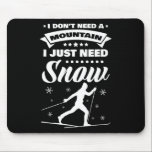 Jag behöver inte ett berg jag bara behöver Snö Kor Musmatta<br><div class="desc">Jag behöver inte ett berg som jag bara behöver Snö Cross country Skier</div>