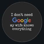 Jag behöver inte Google min fru vet allt. Runt Klistermärke<br><div class="desc">Jag behöver inte Google min fru vet allt roligt Make</div>