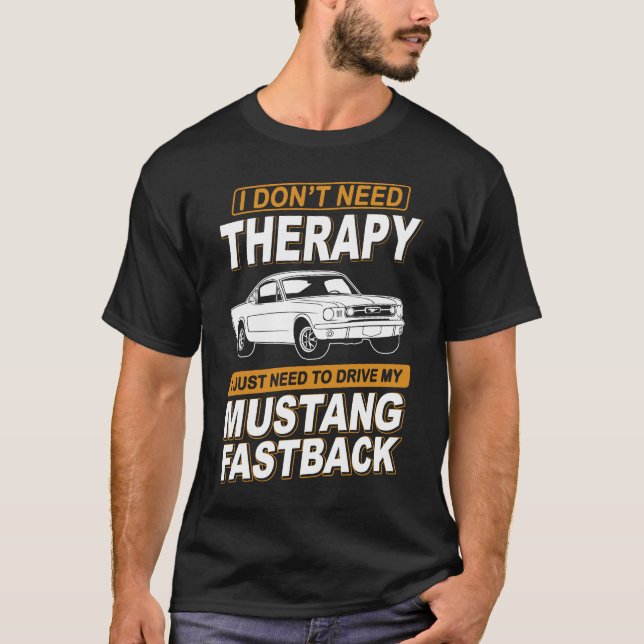 JAG BEHÖVER INTE TERAPI Ford Mustang 1966 Fastback T Shirt (Framsida)